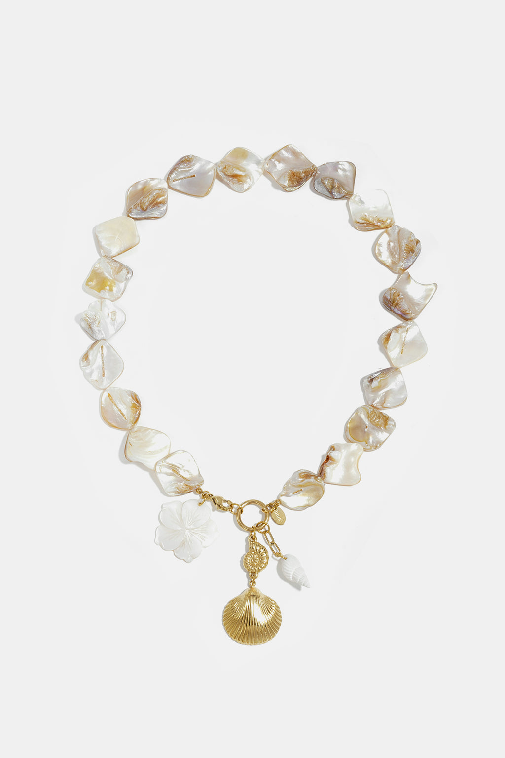 Ketting met schelpen, zee charms en goude schelp charm